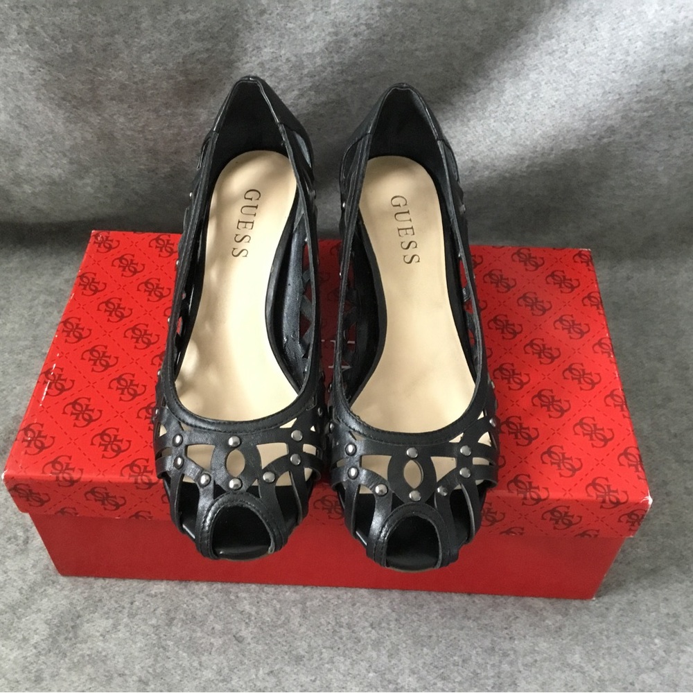 Guess Argue cutout wedge shoe with peep toe, size 5.5. - Picture 2 of 5